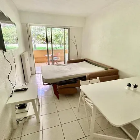 아파트 Cosy Studio With Pool Near The Sea 니스