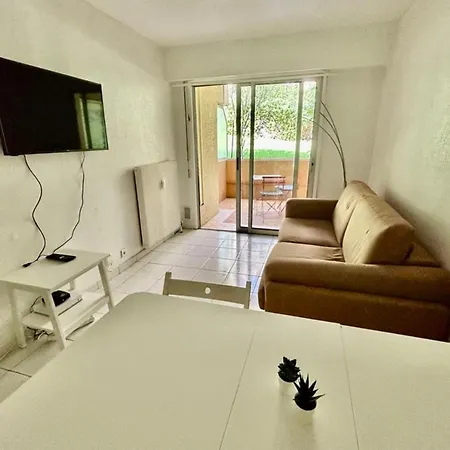 Cosy Studio With Pool Near The Sea 아파트 *